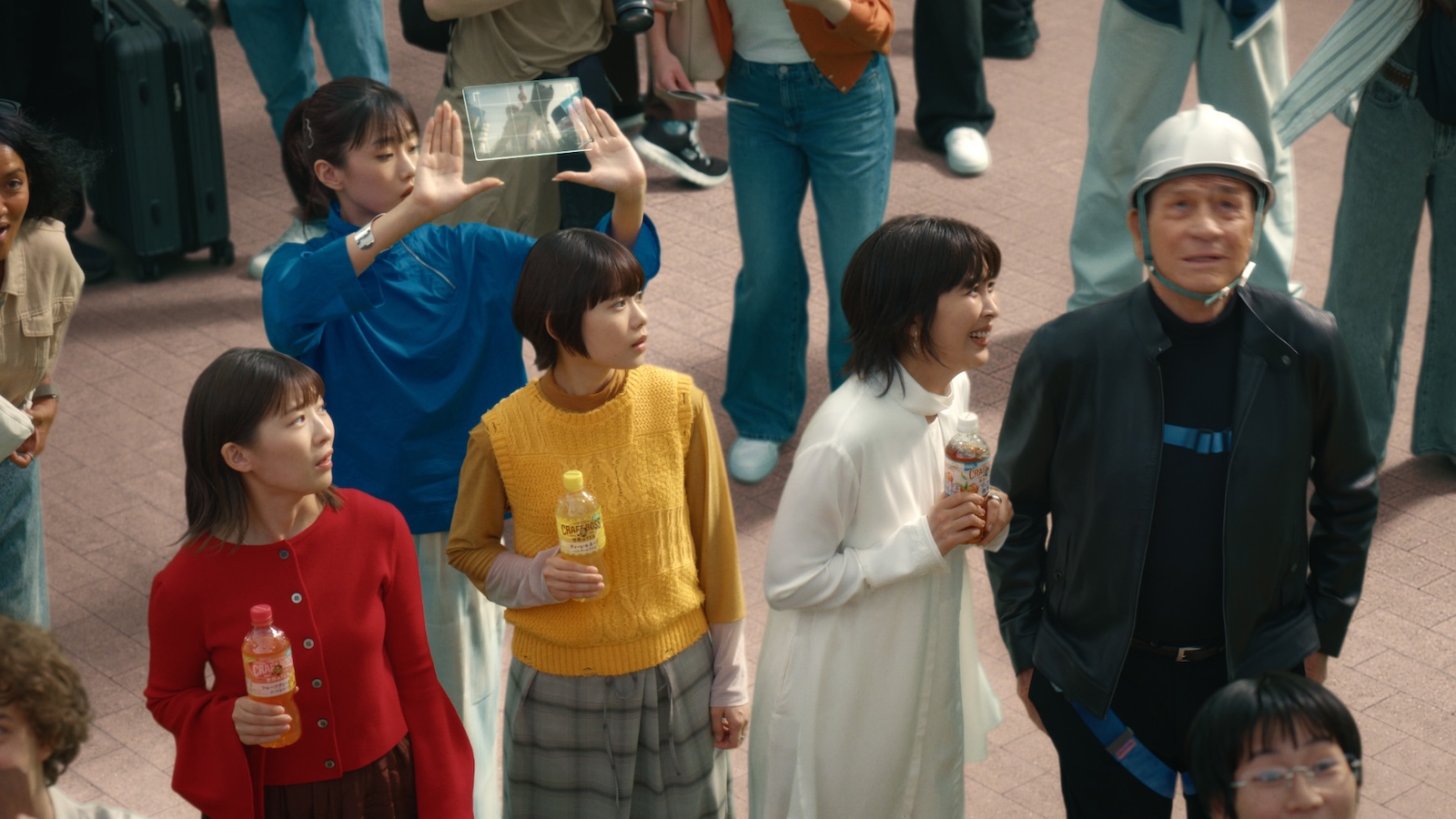 松たか子、伊藤沙莉、杉咲花、河合優実、トミー・リー・ジョーンズが出演する「クラフトボス 世界TEA」の TV-CM