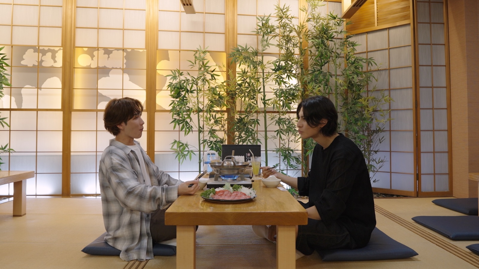 『旅する Snow Man - Traveling with Snow Man -』に出演するSnow Man・ラウール&渡辺翔太