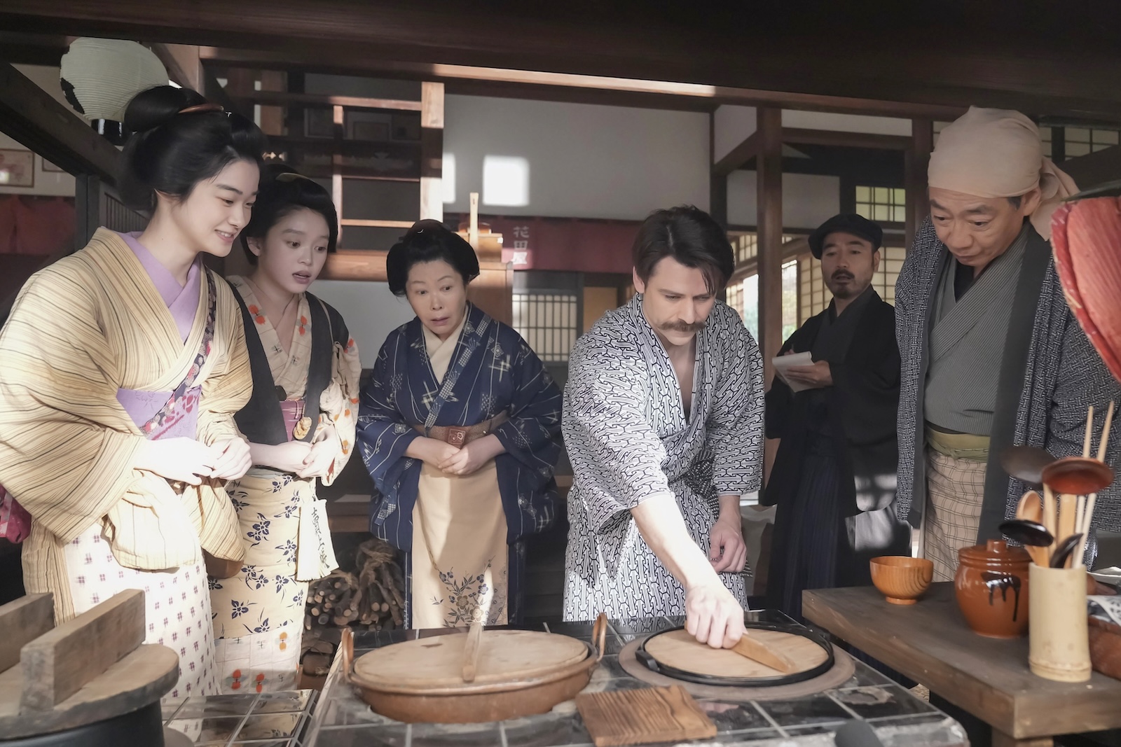 連続テレビ小説『ばけばけ』に出演している生瀬勝久、トミー・バストウ、髙石あかり、池谷のぶえ