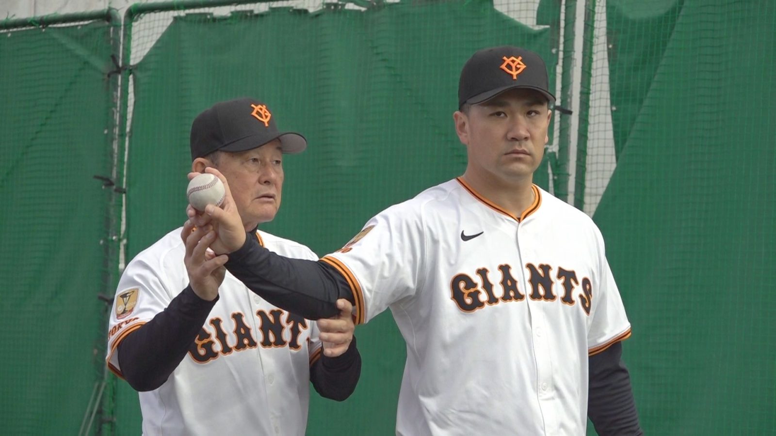 田中将大投手と久保康生巡回投手コーチの写真