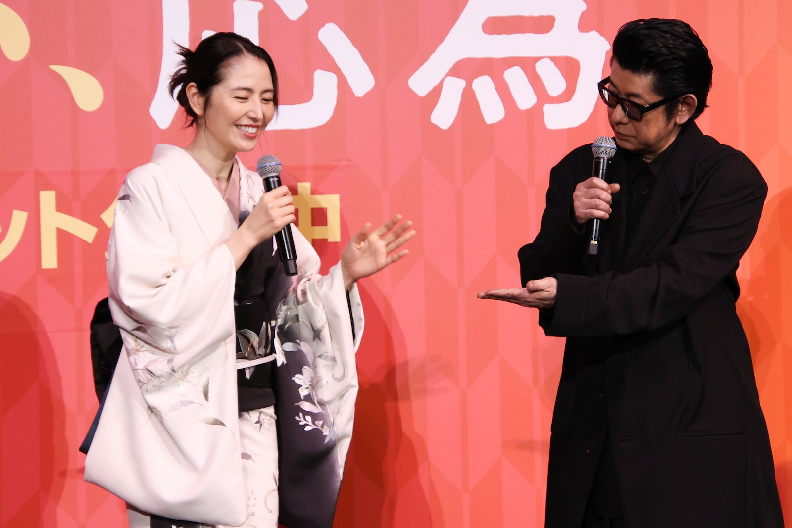 映画『おーい、応為』の初日舞台挨拶に登壇した長澤まさみ、永瀬正敏