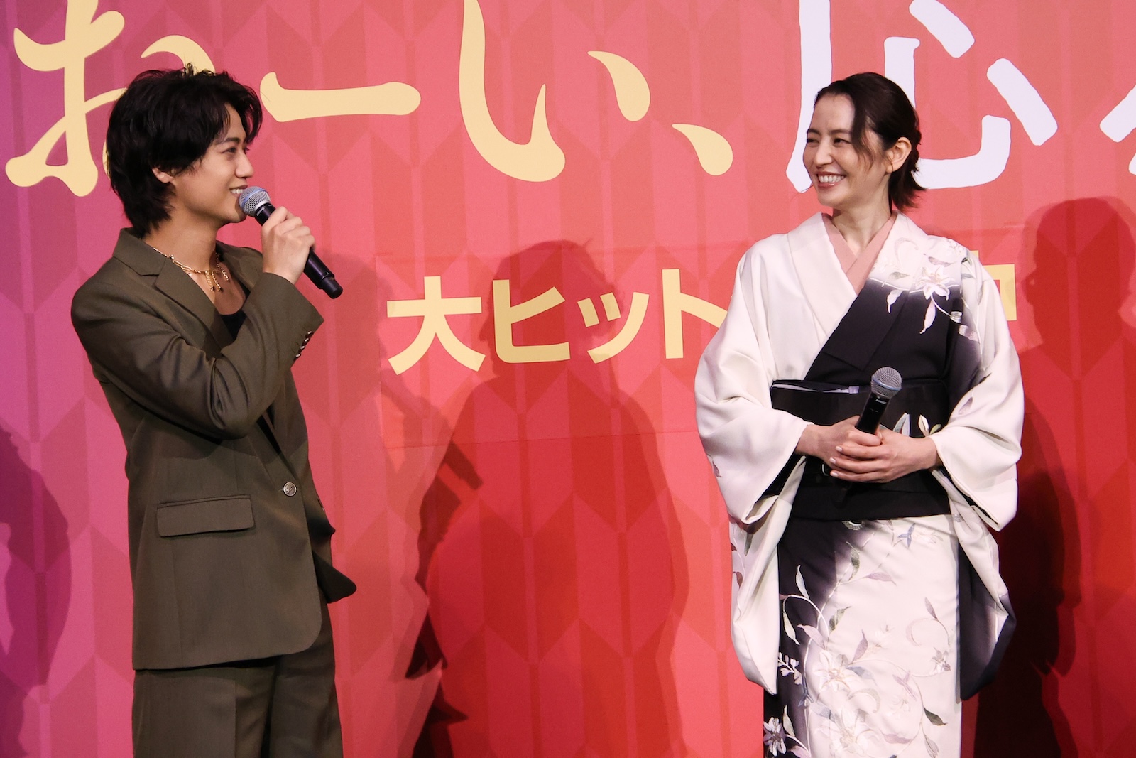 映画『おーい、応為』の初日舞台挨拶に登壇したKing & Princeの髙橋海人、長澤まさみ