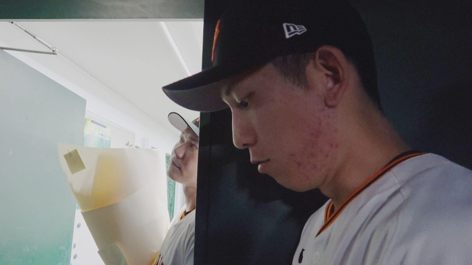 坂本勇人選手と戸郷翔征投手の写真