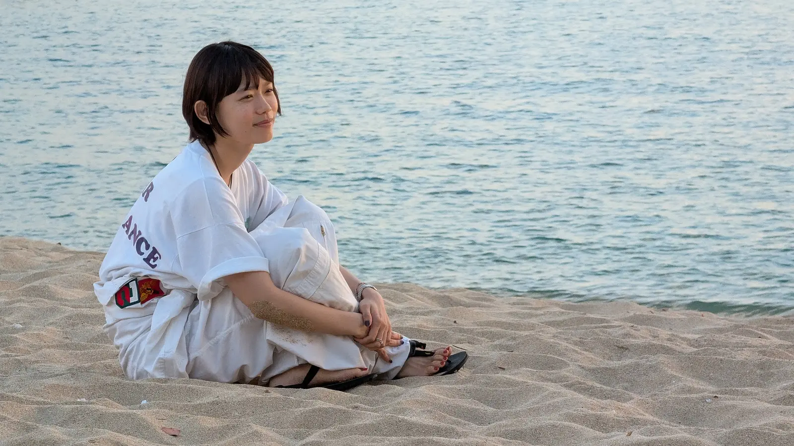 【新版】YOUPAPER 杉咲花 掲載2ページ（ストレート）#6445 杉咲花：大胆ドレスで美背中を披露 スレンダーな美しさ際立つ大人の