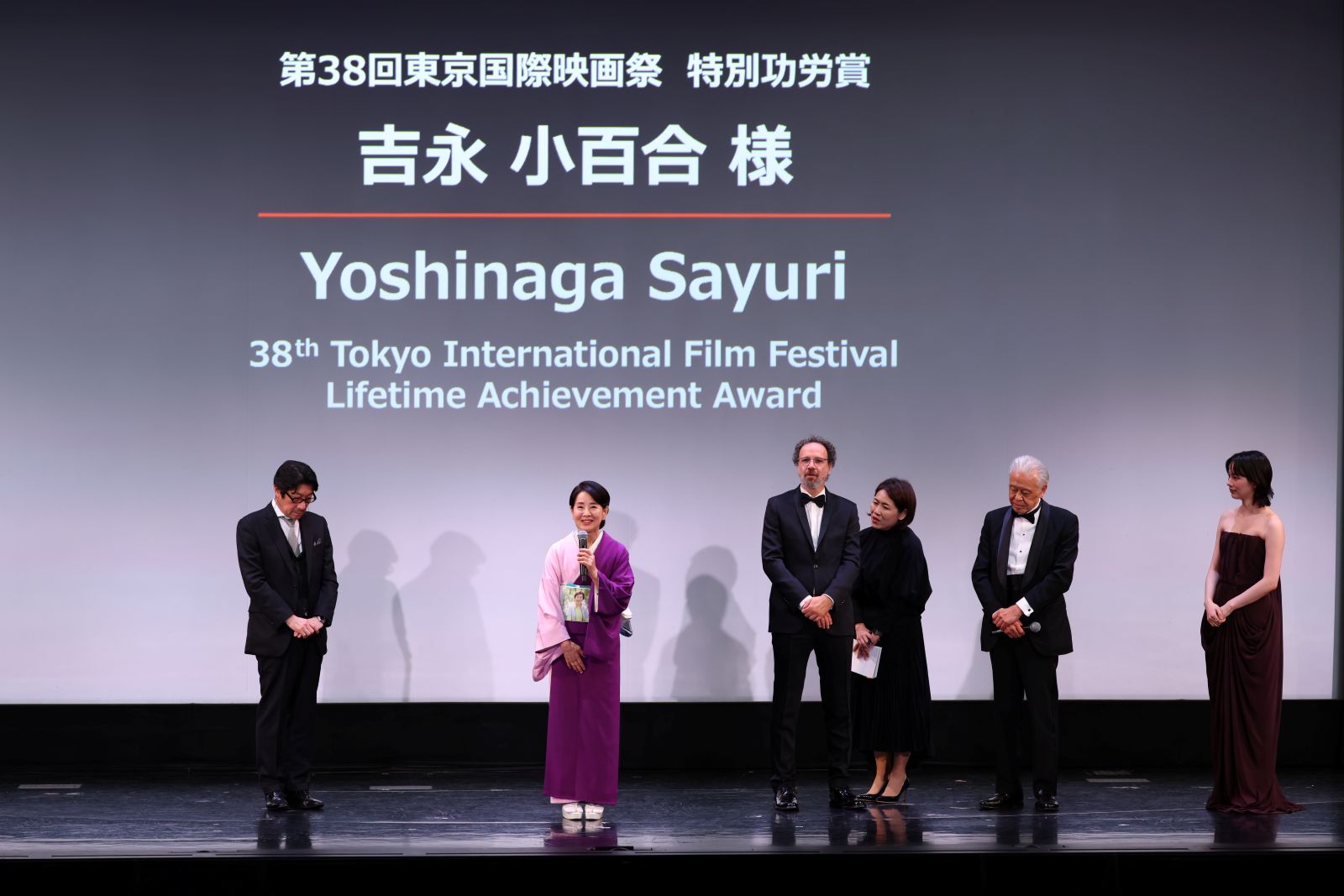 特別功労賞を受賞した吉永小百合の写真