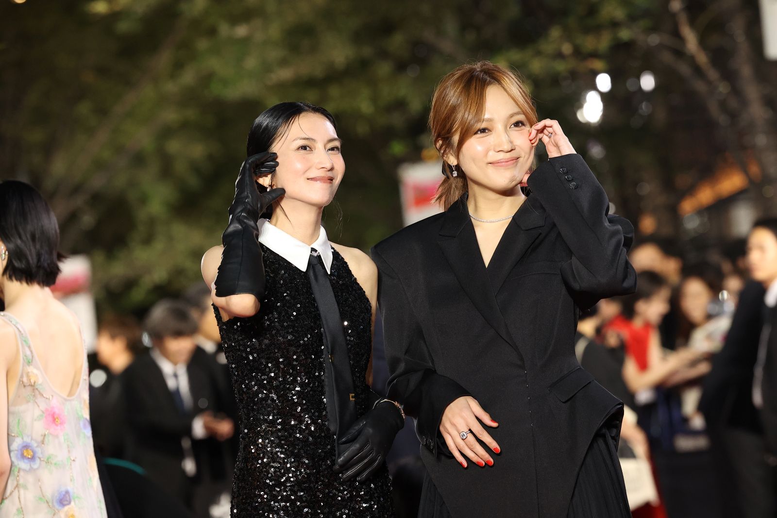 柴咲コウ、川口春奈の写真