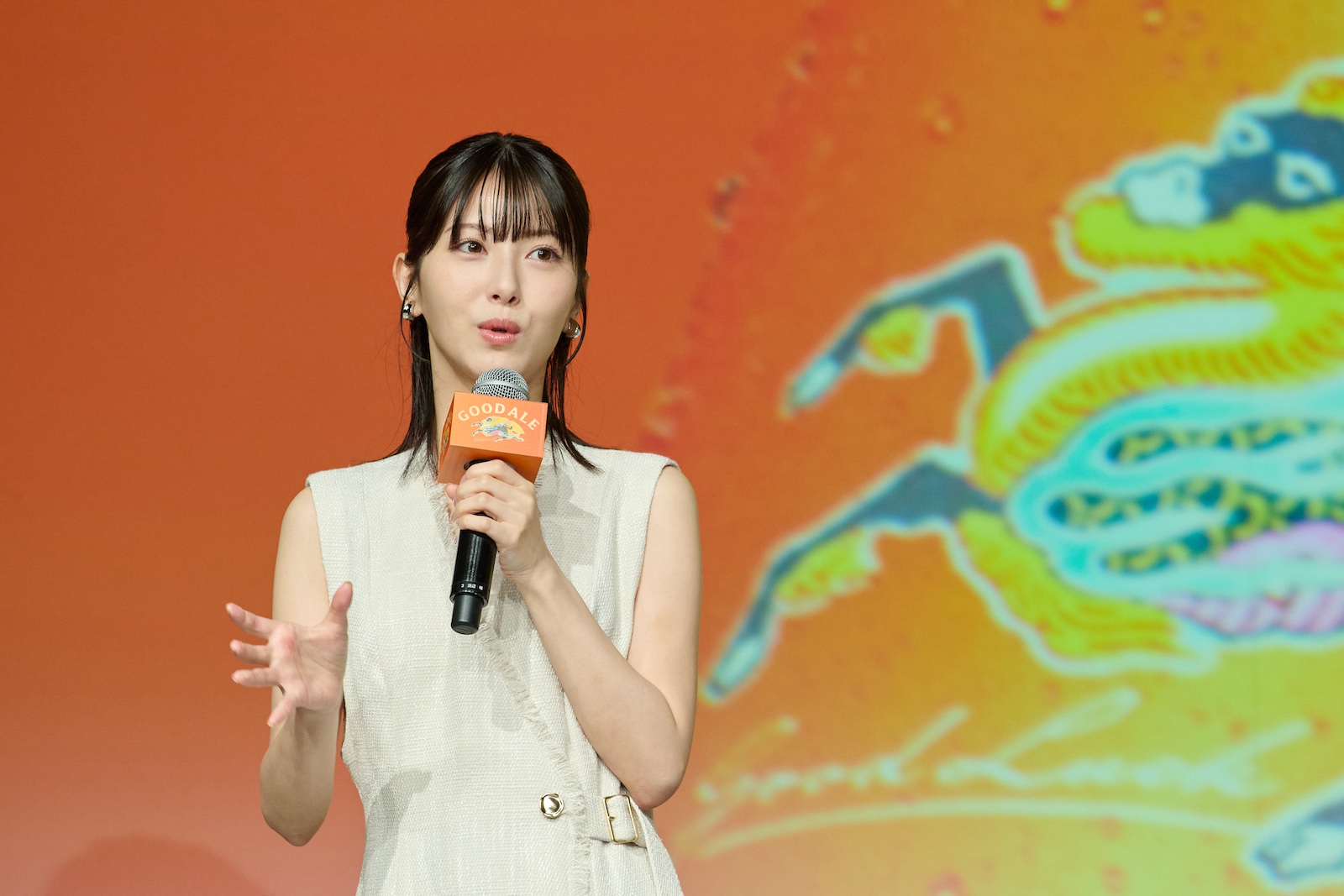浜辺美波の写真