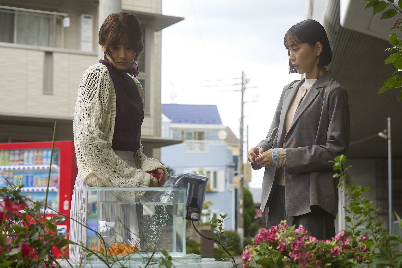 井桁弘恵と山崎紘菜の写真