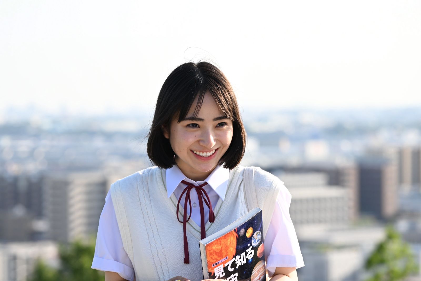 望月飛鳥（高校生）役・田牧そらの写真