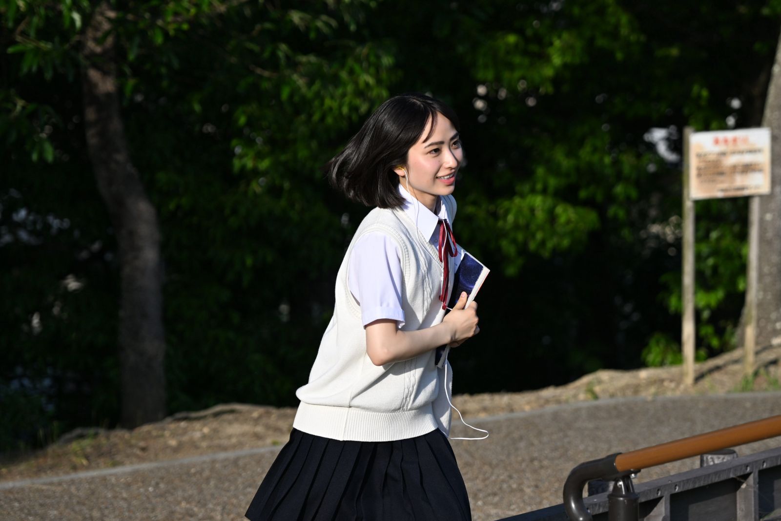 望月飛鳥(高校生)役・田牧そらの写真