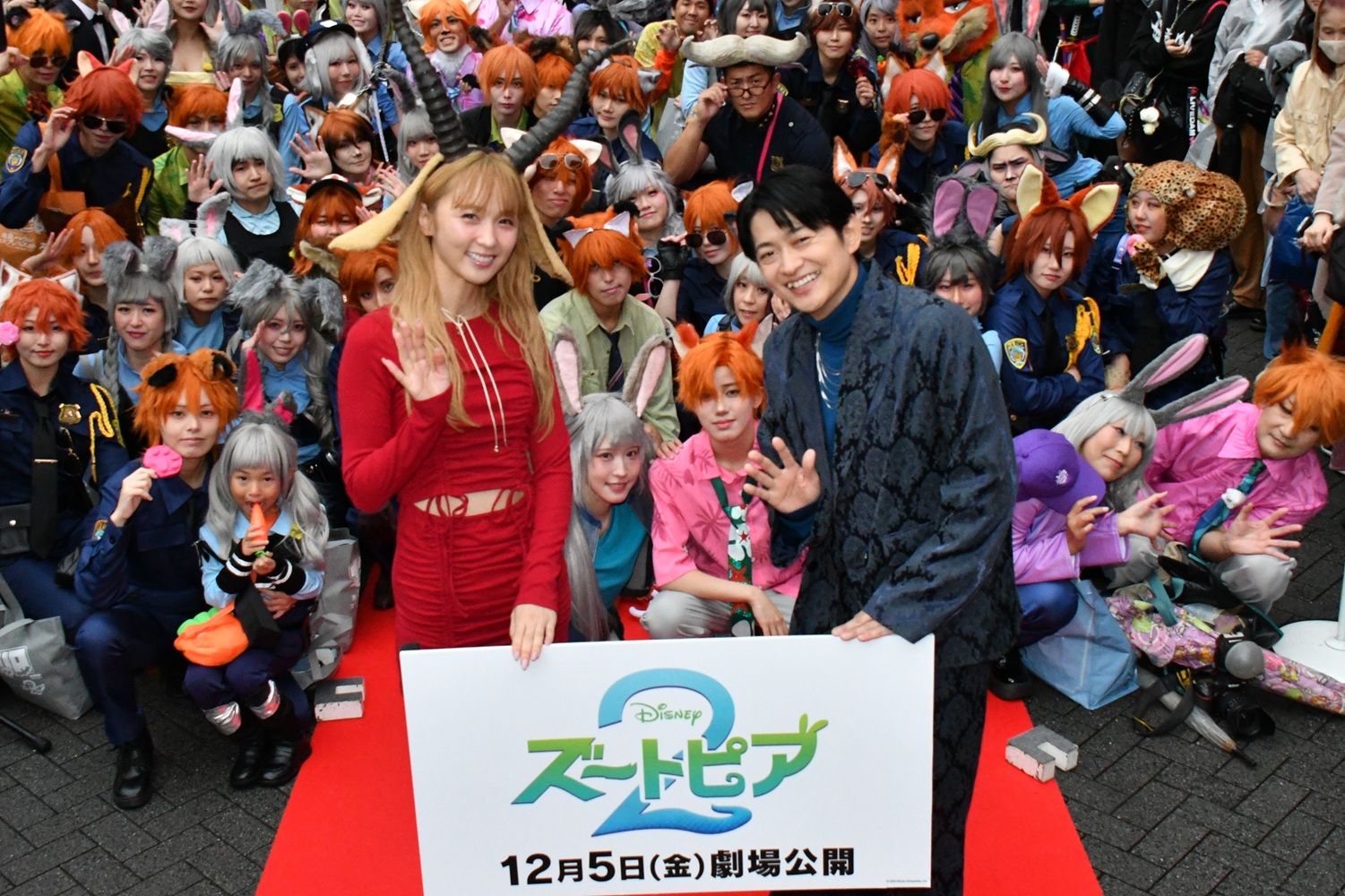 10月25日(土)「池袋ハロウィンコスプレフェス」内で『ズートピア2』のスペシャルステージが開催。日本版声優を務める下野紘、Dream Amiと仮装姿のファンの写真