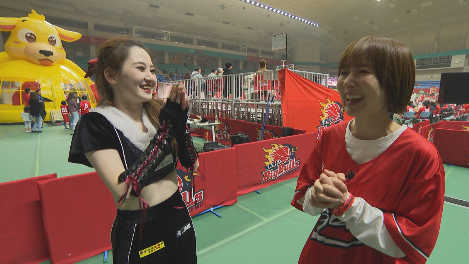 チアリーダーと山川恵里佳の写真