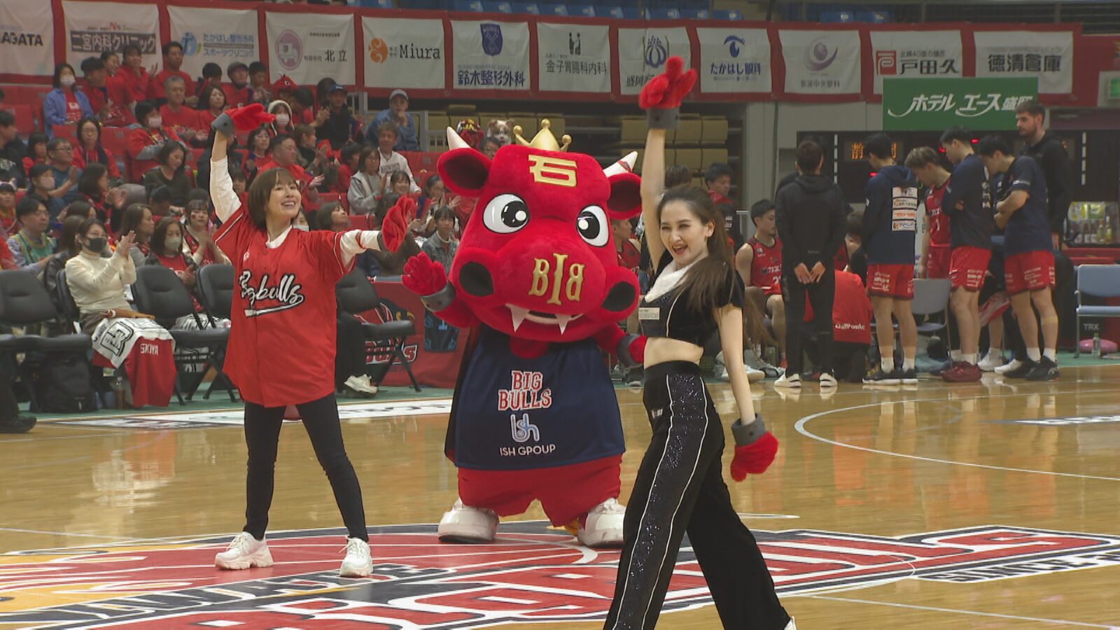 チアリーダーと山川恵里佳の写真