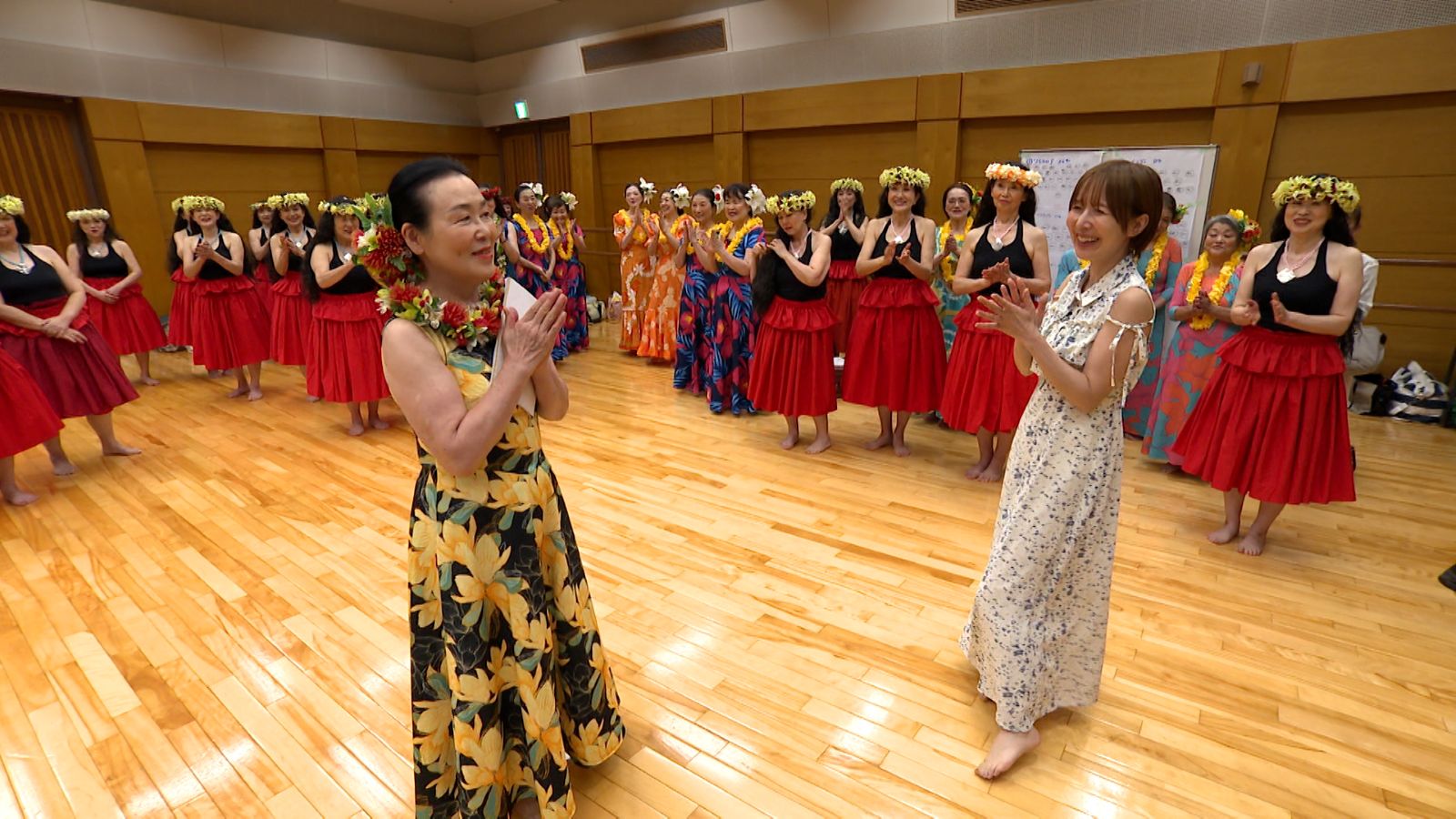 フラダンスチームと山川恵里佳の写真