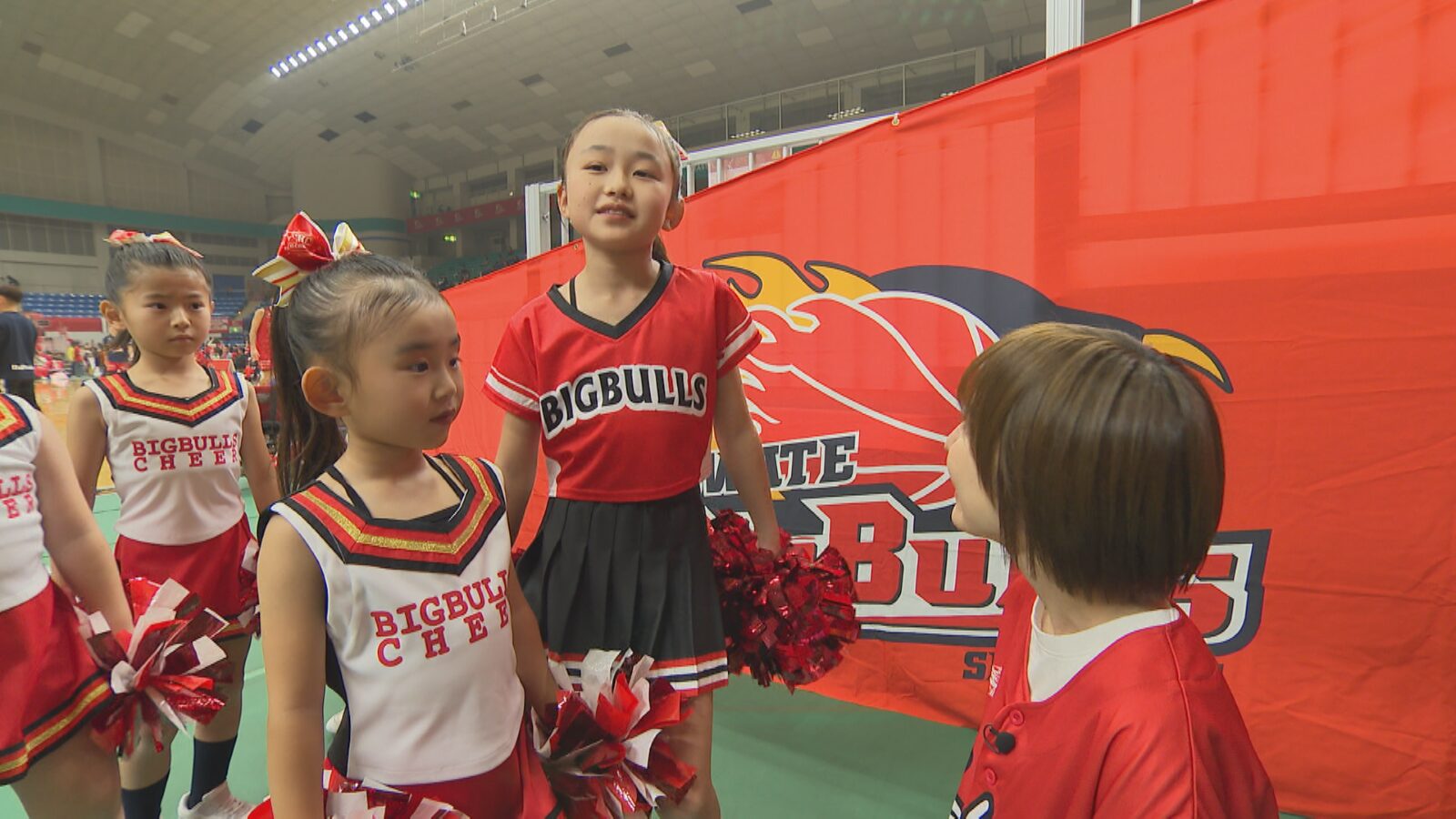 チアリーダーと山川恵里佳の写真