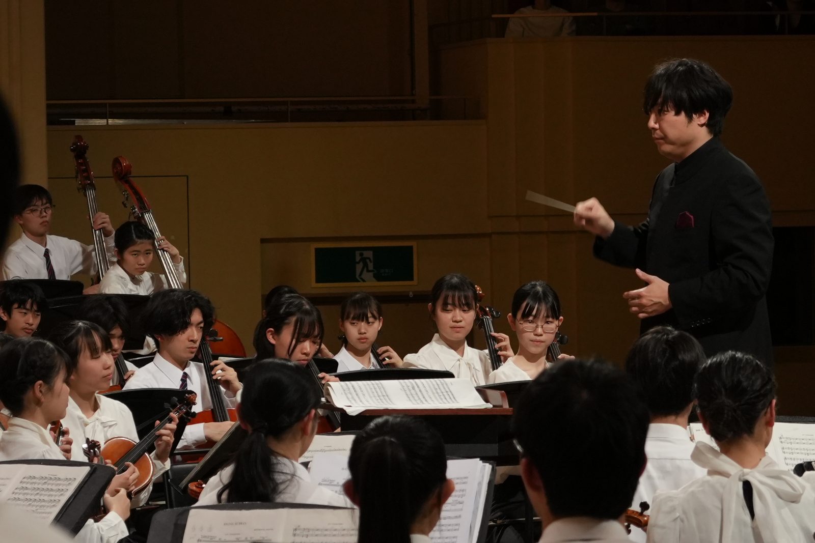 千葉県立幕張総合高校シンフォニックオーケストラ部 顧問・伊藤巧真先生（右）の写真