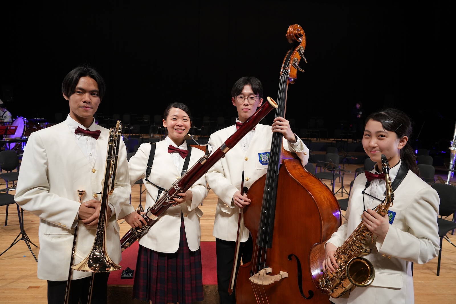 東京・八王子学園八王子高校吹奏楽部部長(2024年度)飛川希(とびかわ のぞみ)さん(右から2人目)の写真