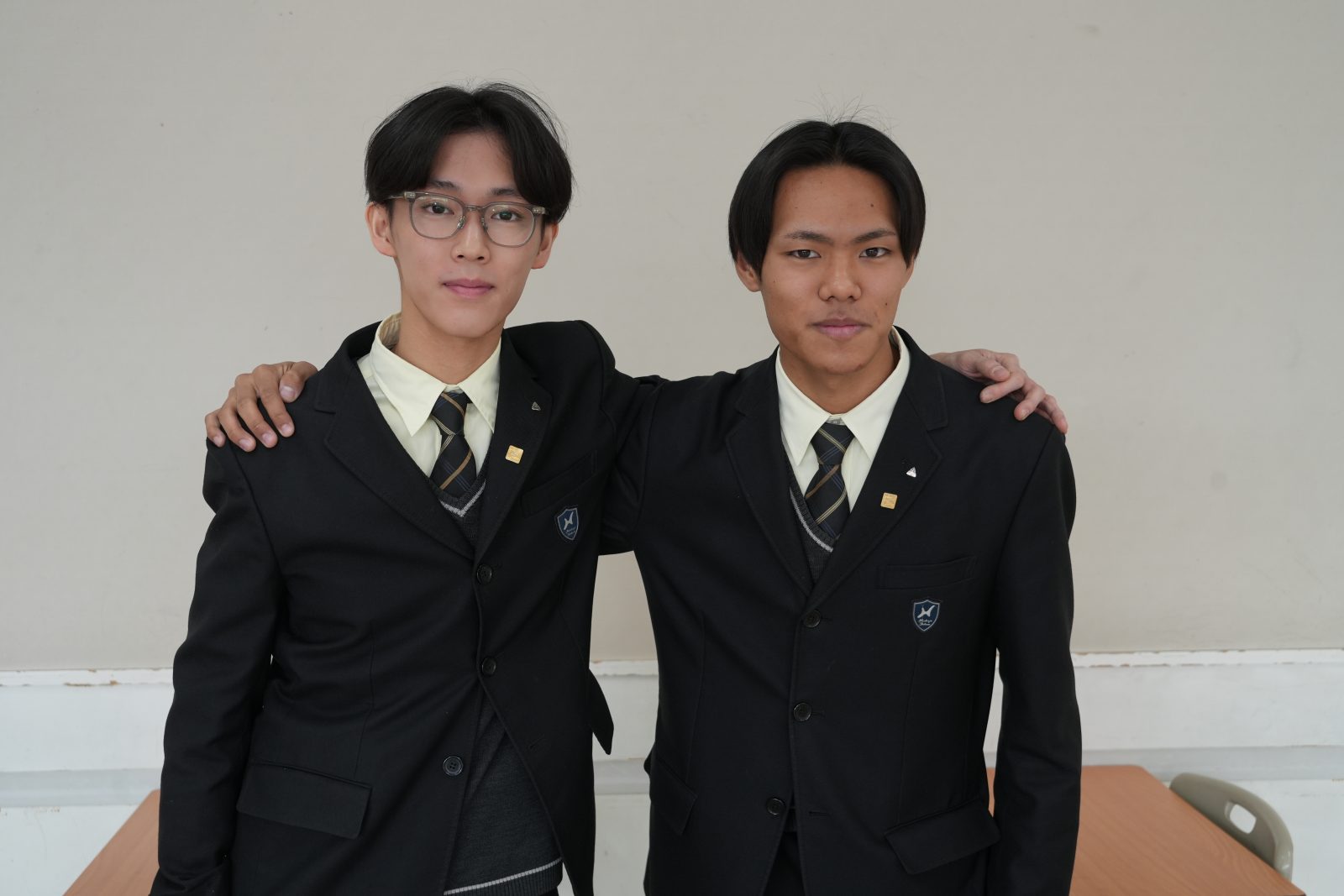 東京・八王子学園八王子高校男子リーダーの2人　2024年度部長・飛川希さん（左）と学生指揮者・田代海人さん（右）の写真