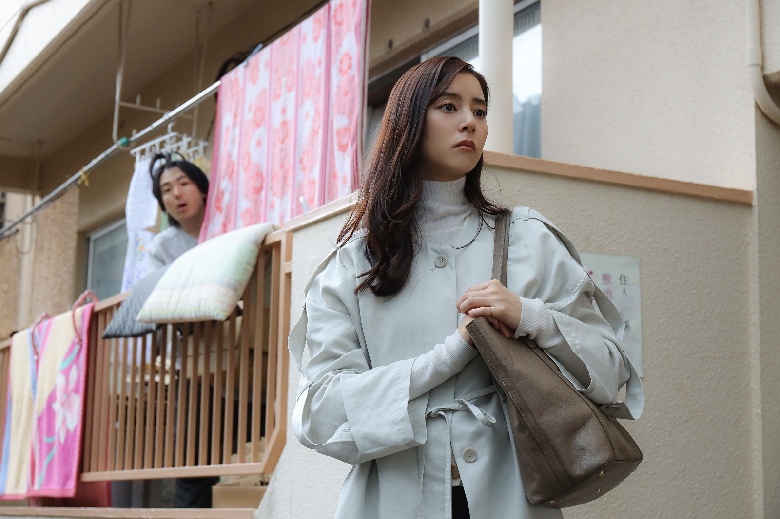 羽立太輔（森優作）、猿橋園子（新木優子）の写真