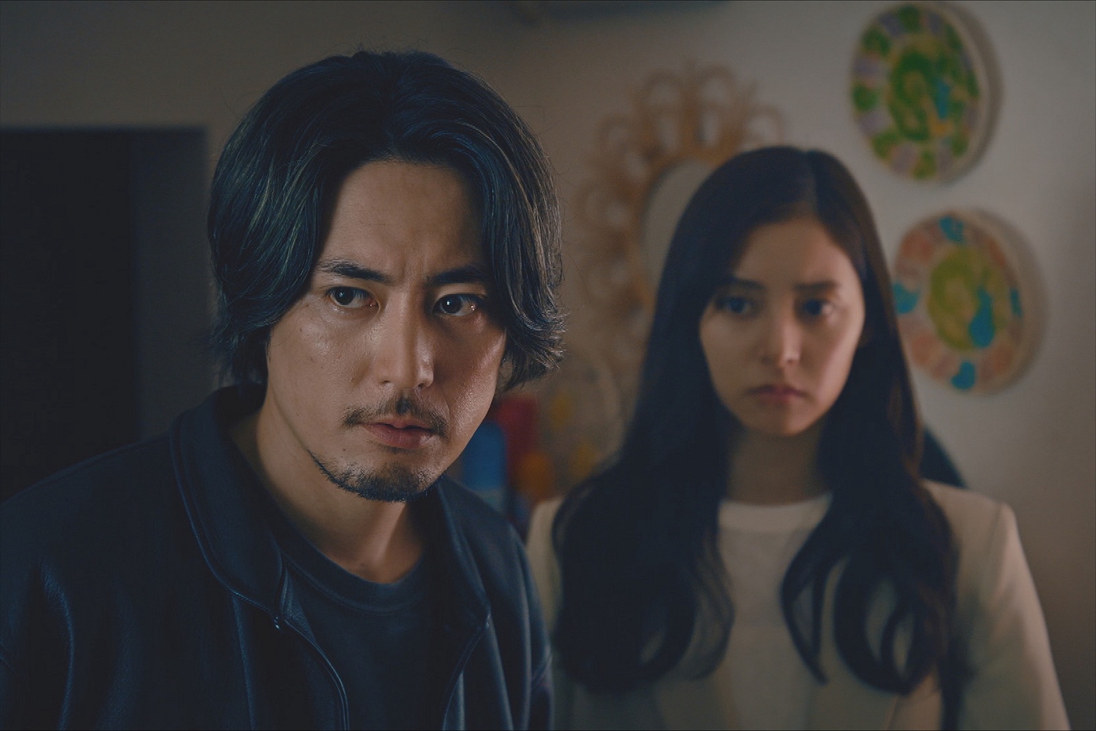 高木将（間宮祥太朗）、猿橋園子（新木優子）の写真