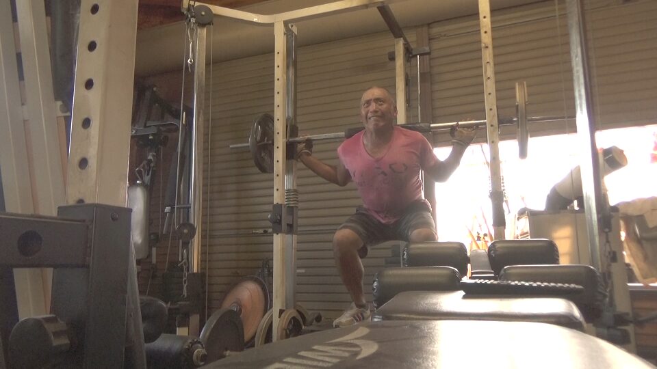 筋トレする店主の写真