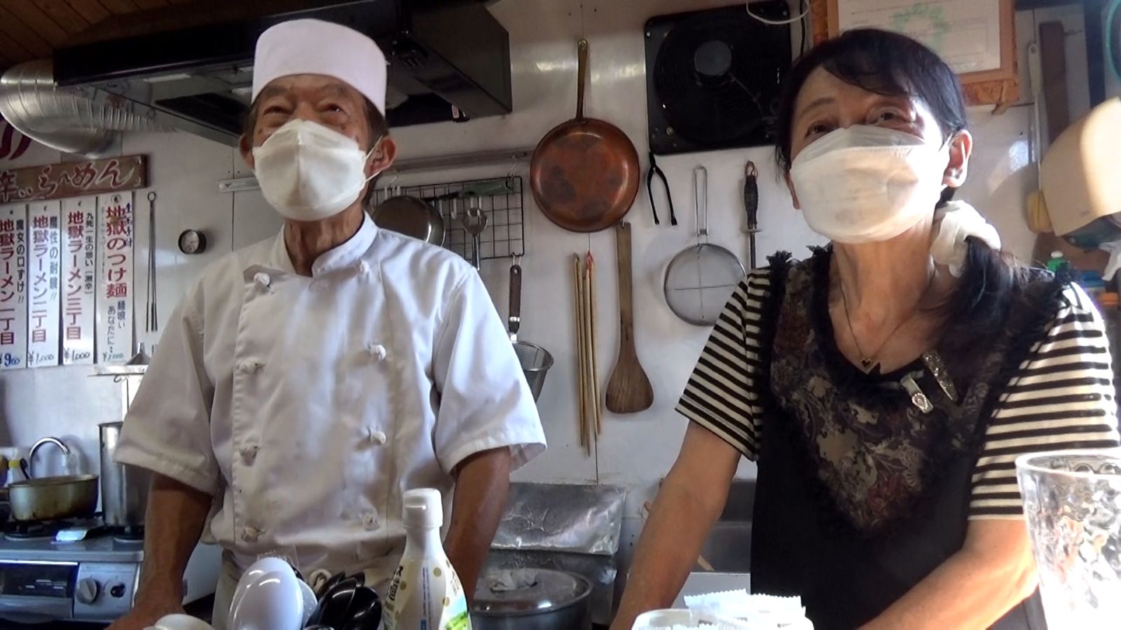 店主の大崎秀征さん(左)と妻の邦子さん(右)の写真