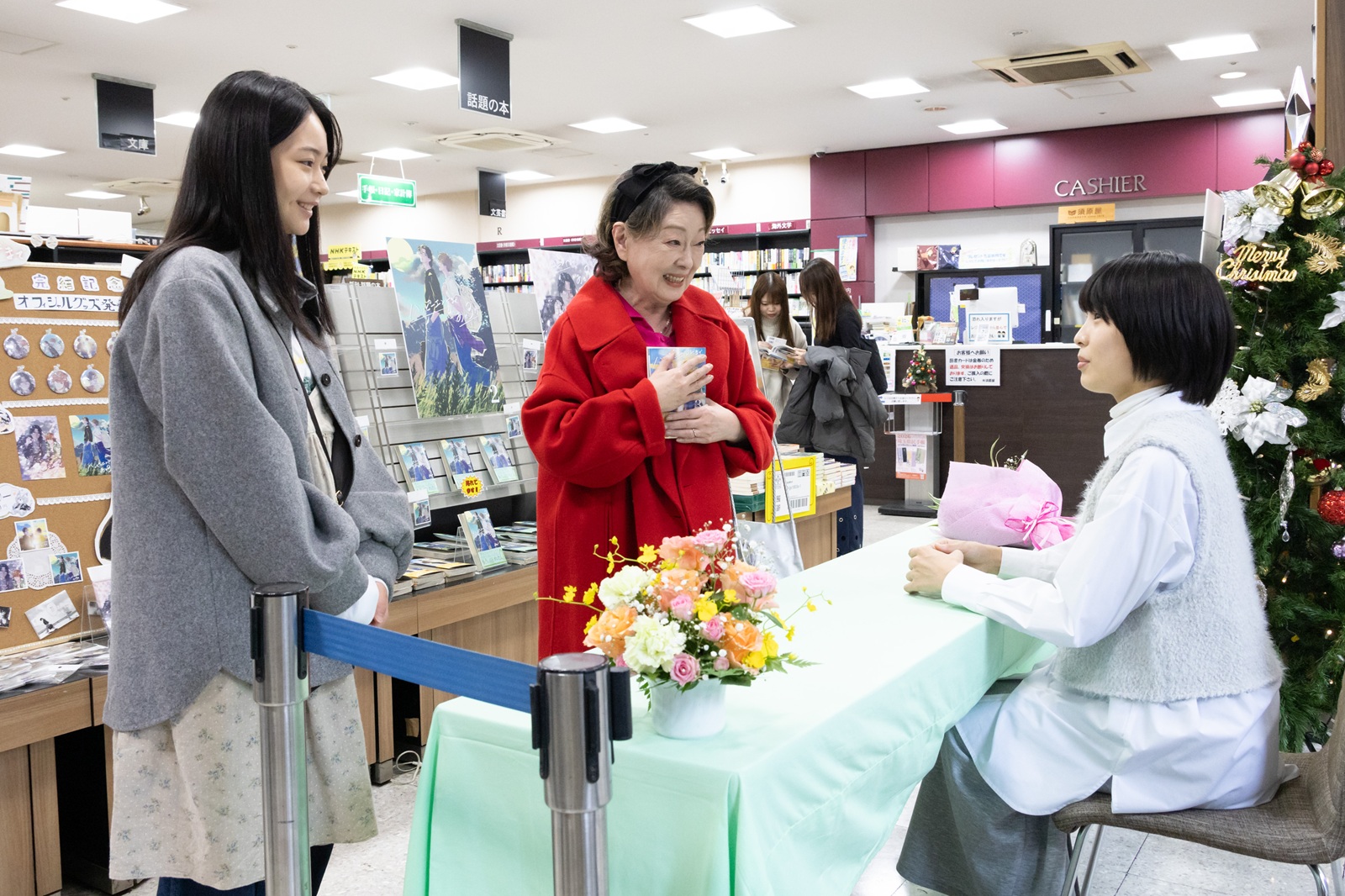 由紀さおりと白鳥玉季の写真