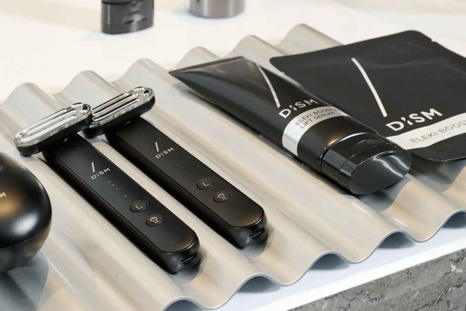 メンズスキンケアブランド『DISM』おすすめ美顔器＆洗顔料の使用感は