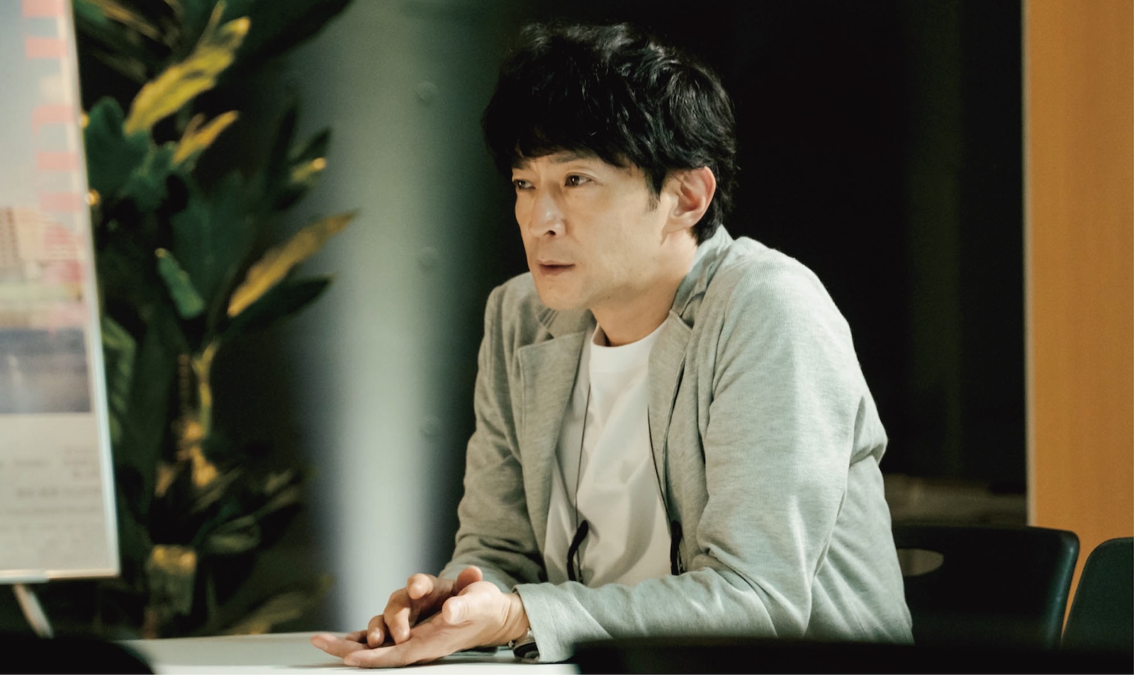 映画『恋愛裁判に出演する津田健次郎