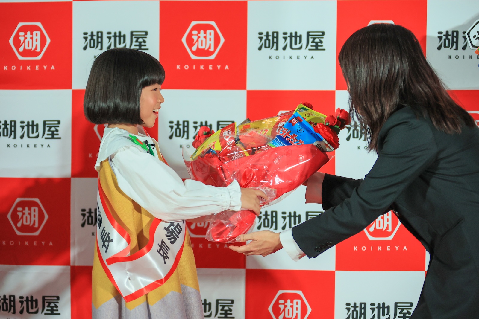 湖池屋中部工場の1日工場長に就任した永尾柚乃