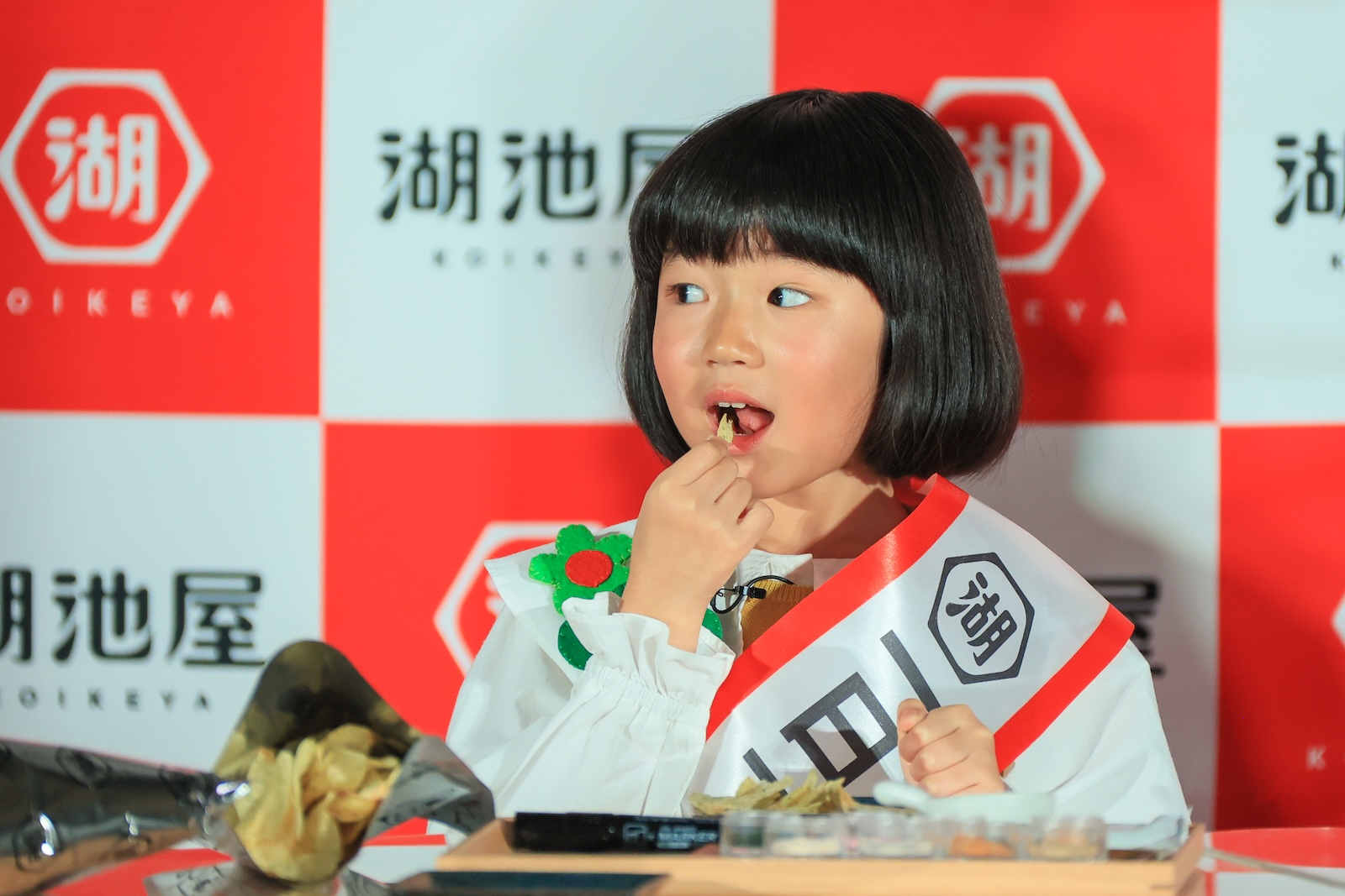 湖池屋中部工場の1日工場長に就任した永尾柚乃