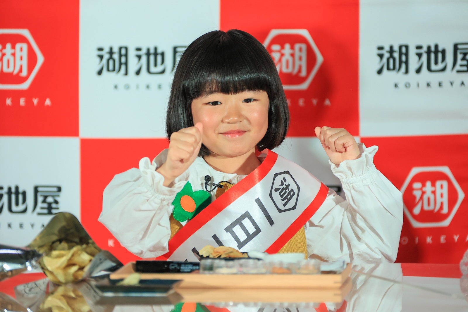 湖池屋中部工場の1日工場長に就任した永尾柚乃