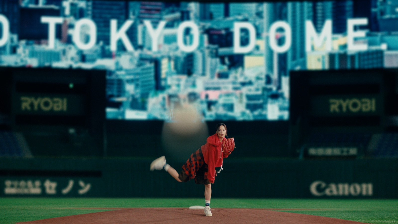 TVCM「三井のすずちゃん 東京ドーム」篇に出演する広瀬すずの写真