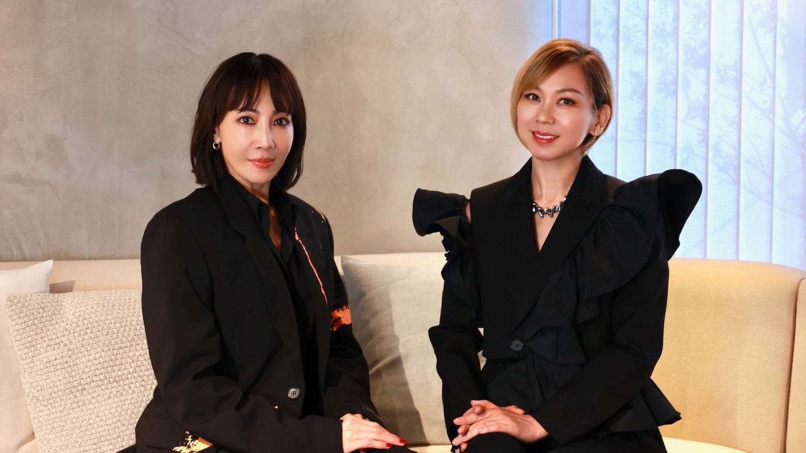 湖月わたると柚希礼音の写真