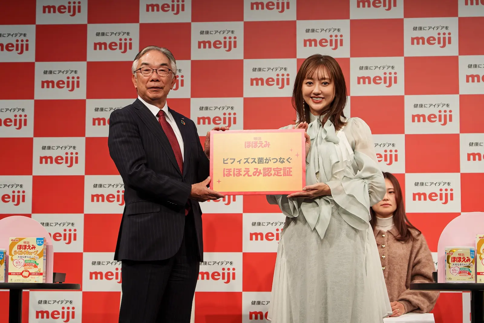 ビフィズス菌を配合した“粉ミルク”が『明治ほほえみ』ブランドより新