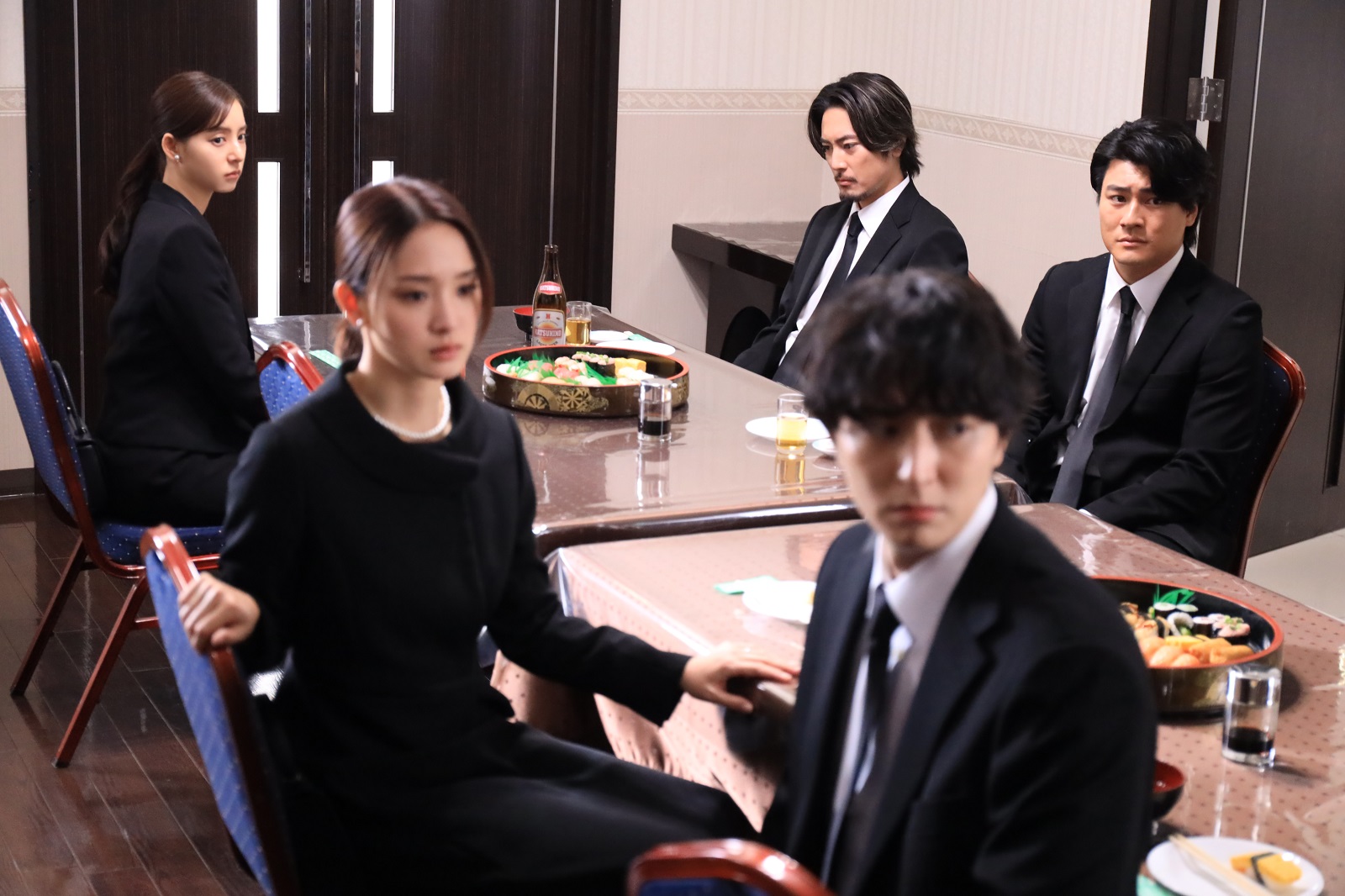 間宮祥太朗、新木優子らの写真