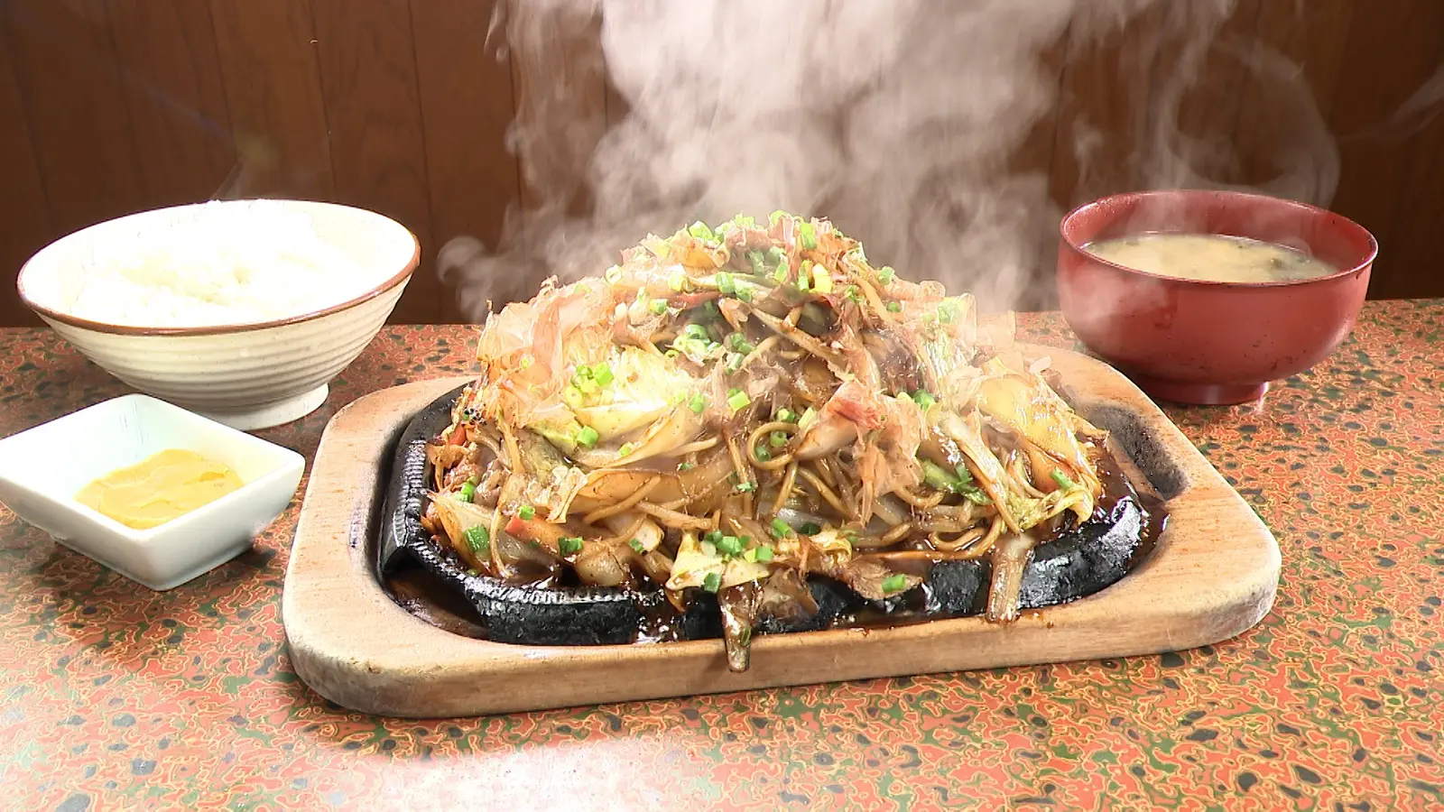 待たせた客には超デカ盛りサービス！名物の焼きそばとちゃんぽんに行列