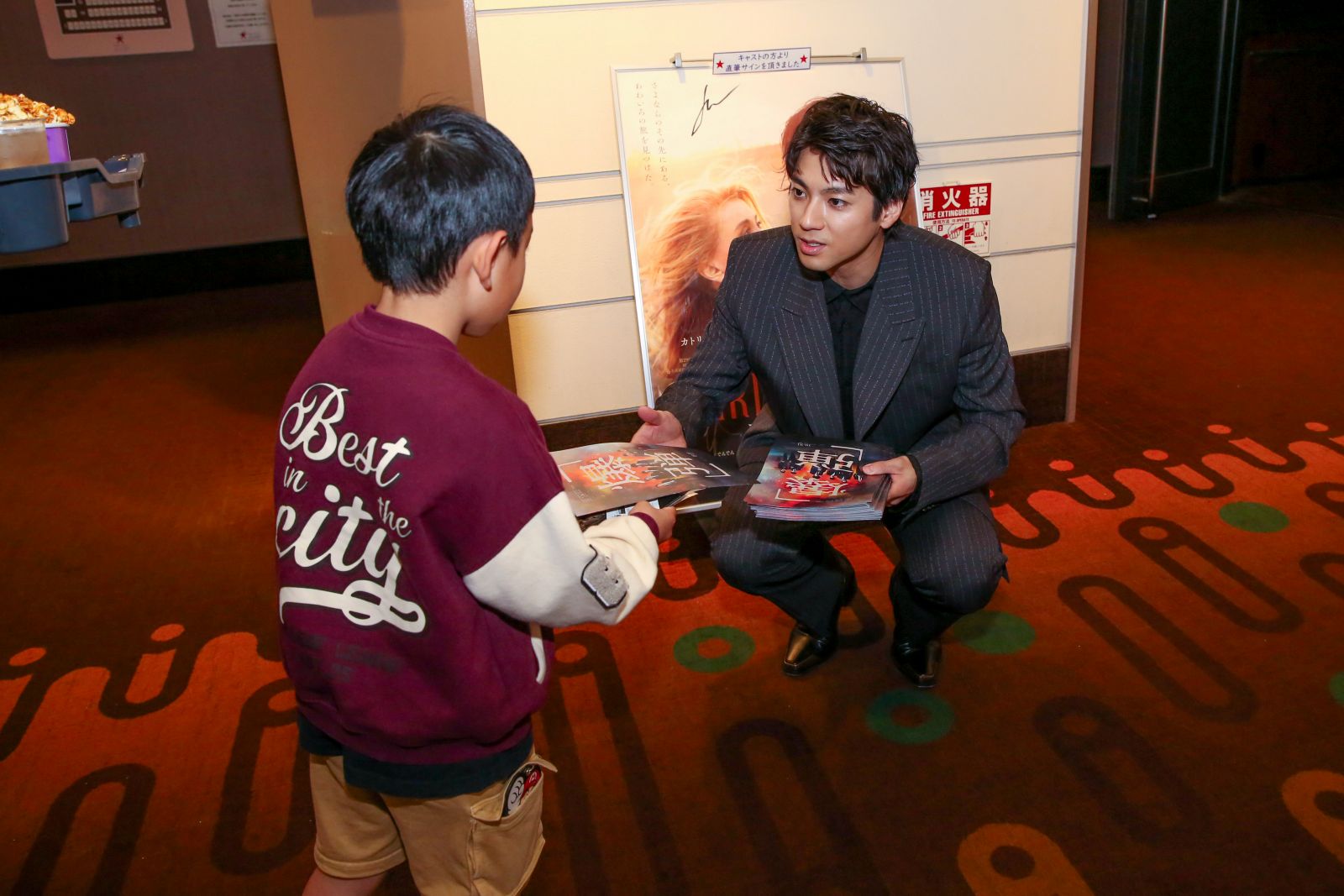 チラシを配る山田裕貴