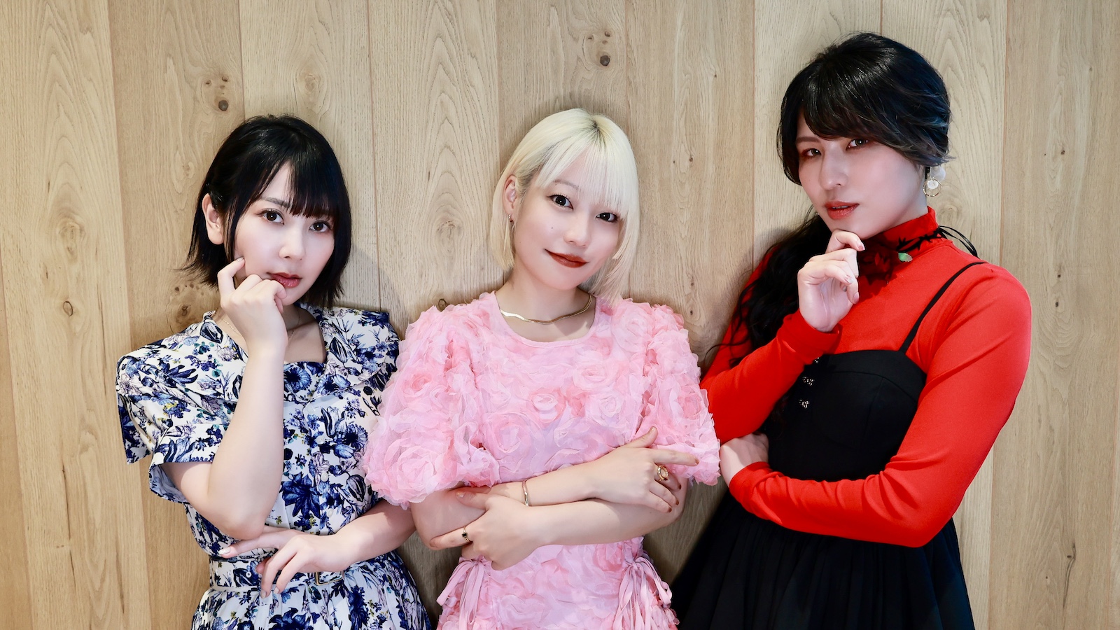 本渡楓と種田梨沙と衣川里佳の写真