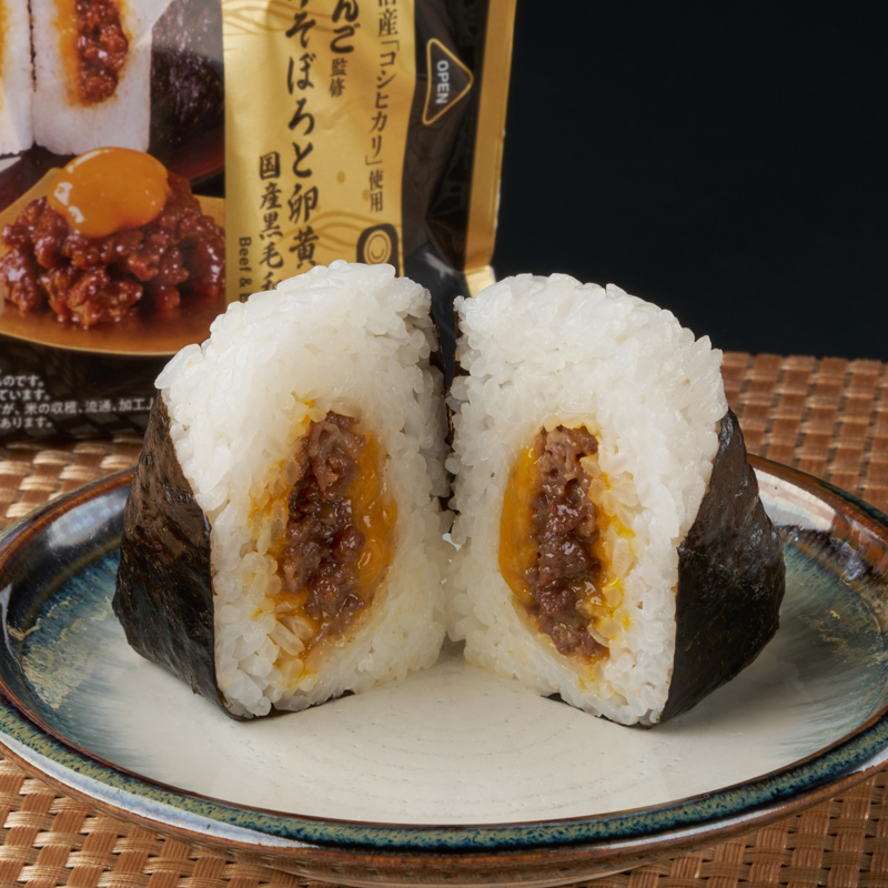 ぼんご監修 ごちむすび ⽜そぼろと卵⻩ソース