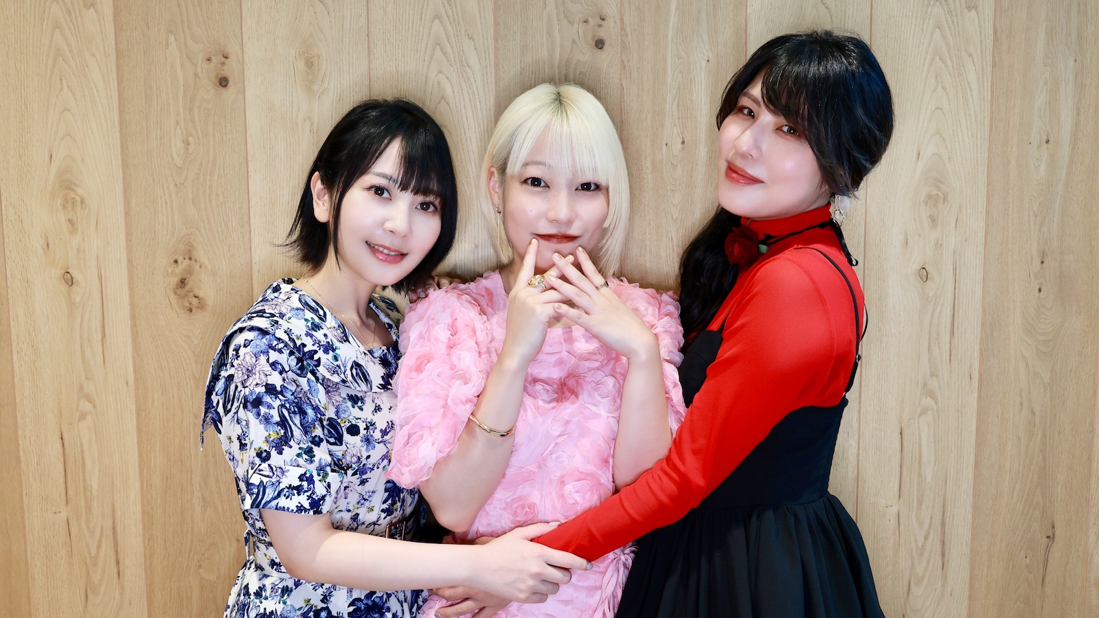 本渡楓と種田梨沙と衣川里佳の写真