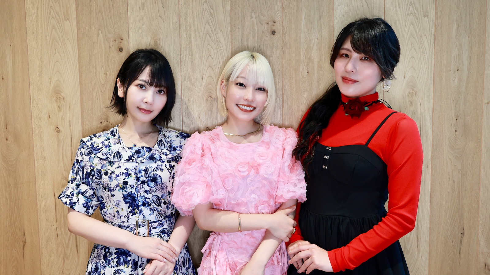 本渡楓と種田梨沙と衣川里佳の写真