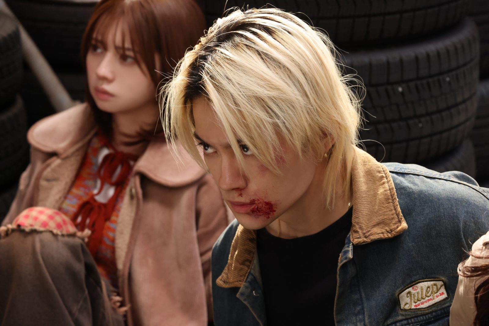 監禁された八神結以（桜田ひより）と林田大介（佐野勇斗）の写真