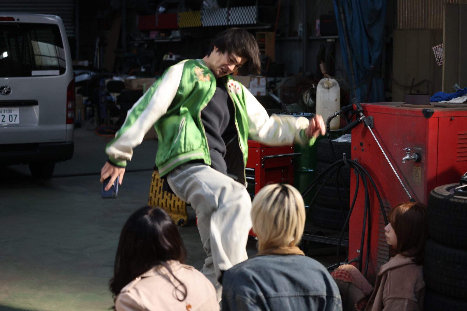 山口に拘束される結以たちの写真
