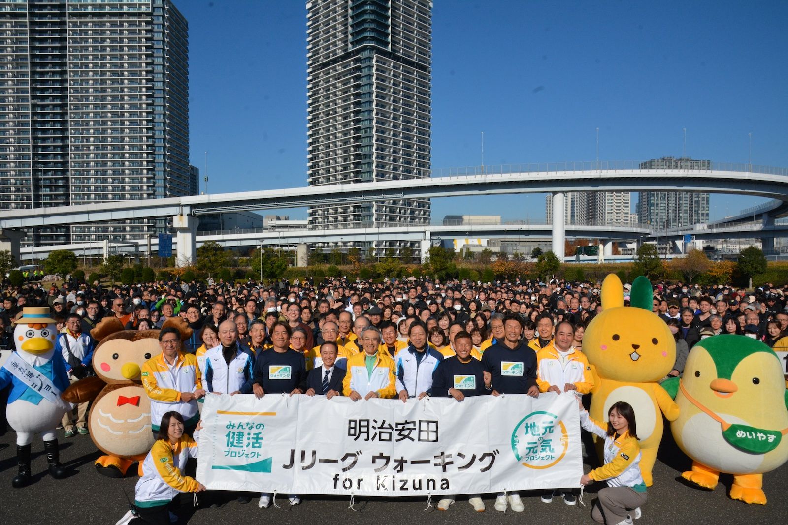 中西哲生、播戸竜二、巻誠一郎らの写真