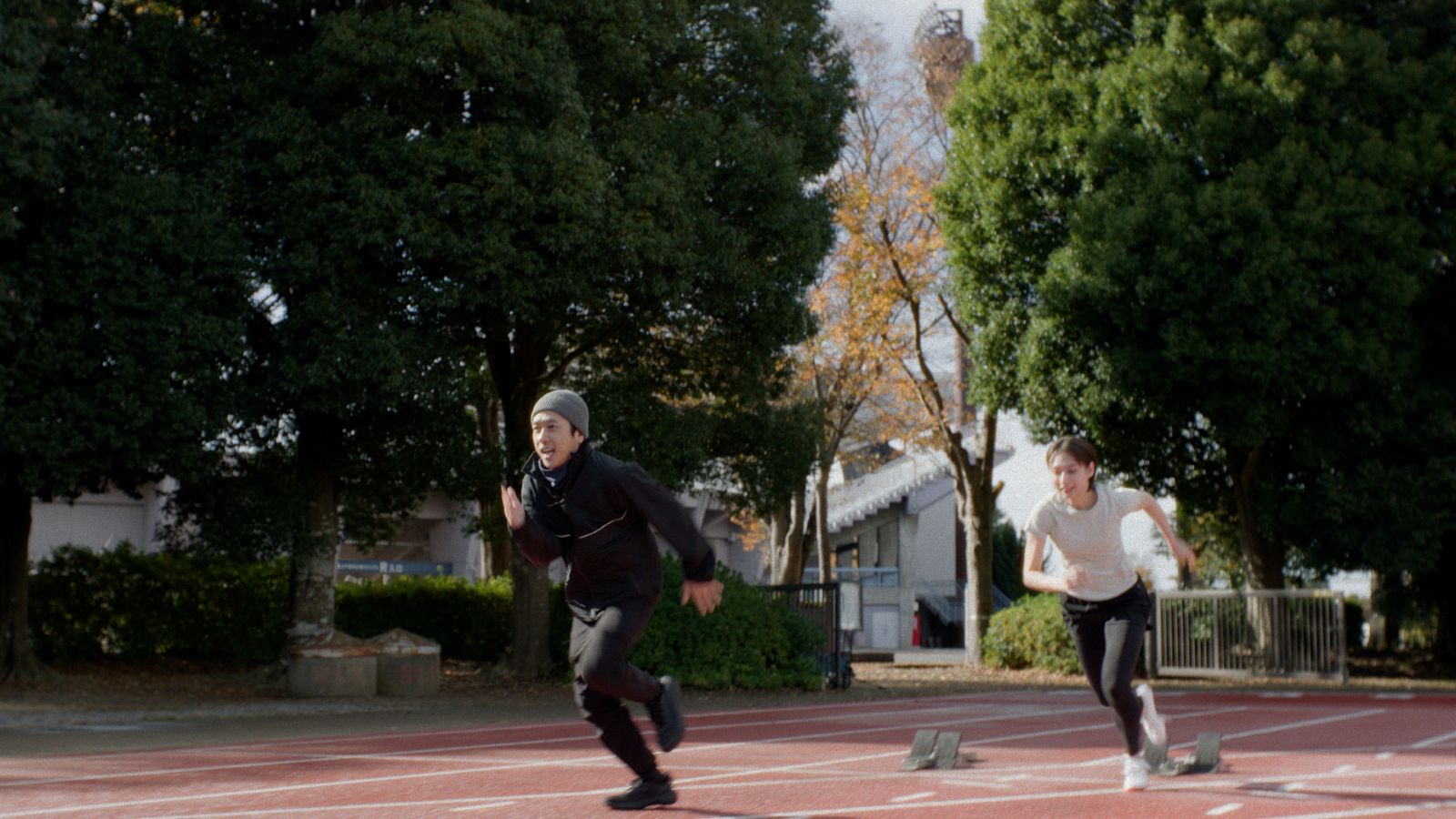 二宮和也と白本彩奈の写真