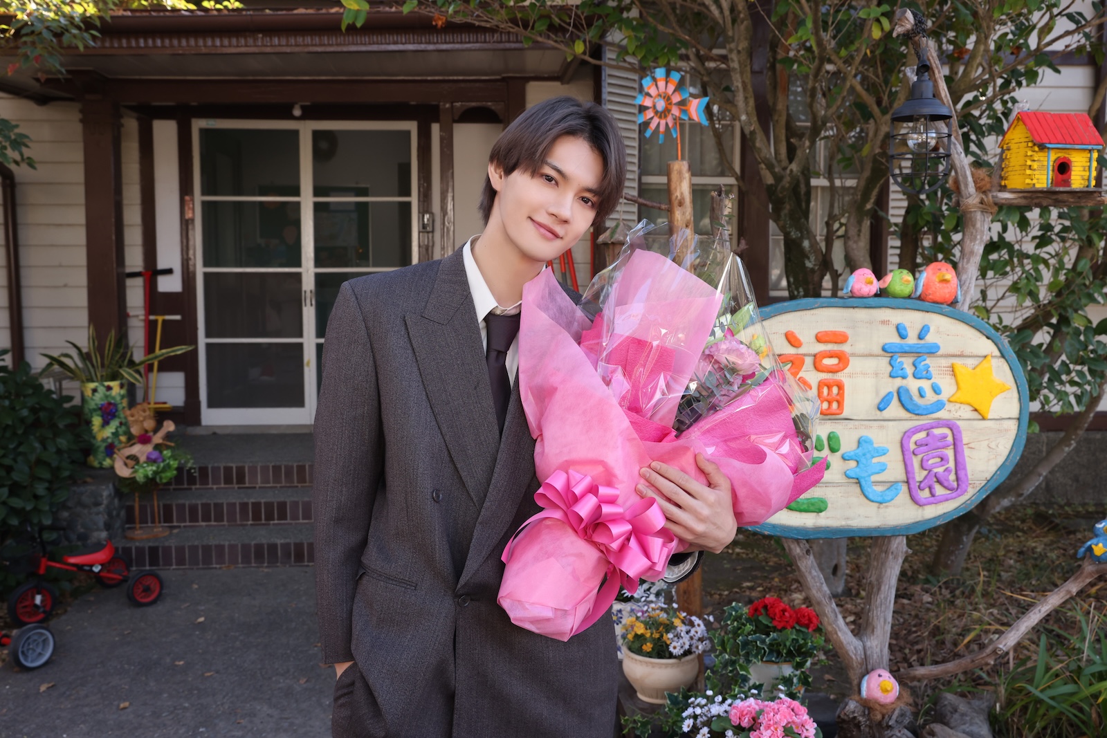 水曜ドラマ『ESCAPE それは誘拐のはずだった』のクランクアップを迎えた佐野勇斗