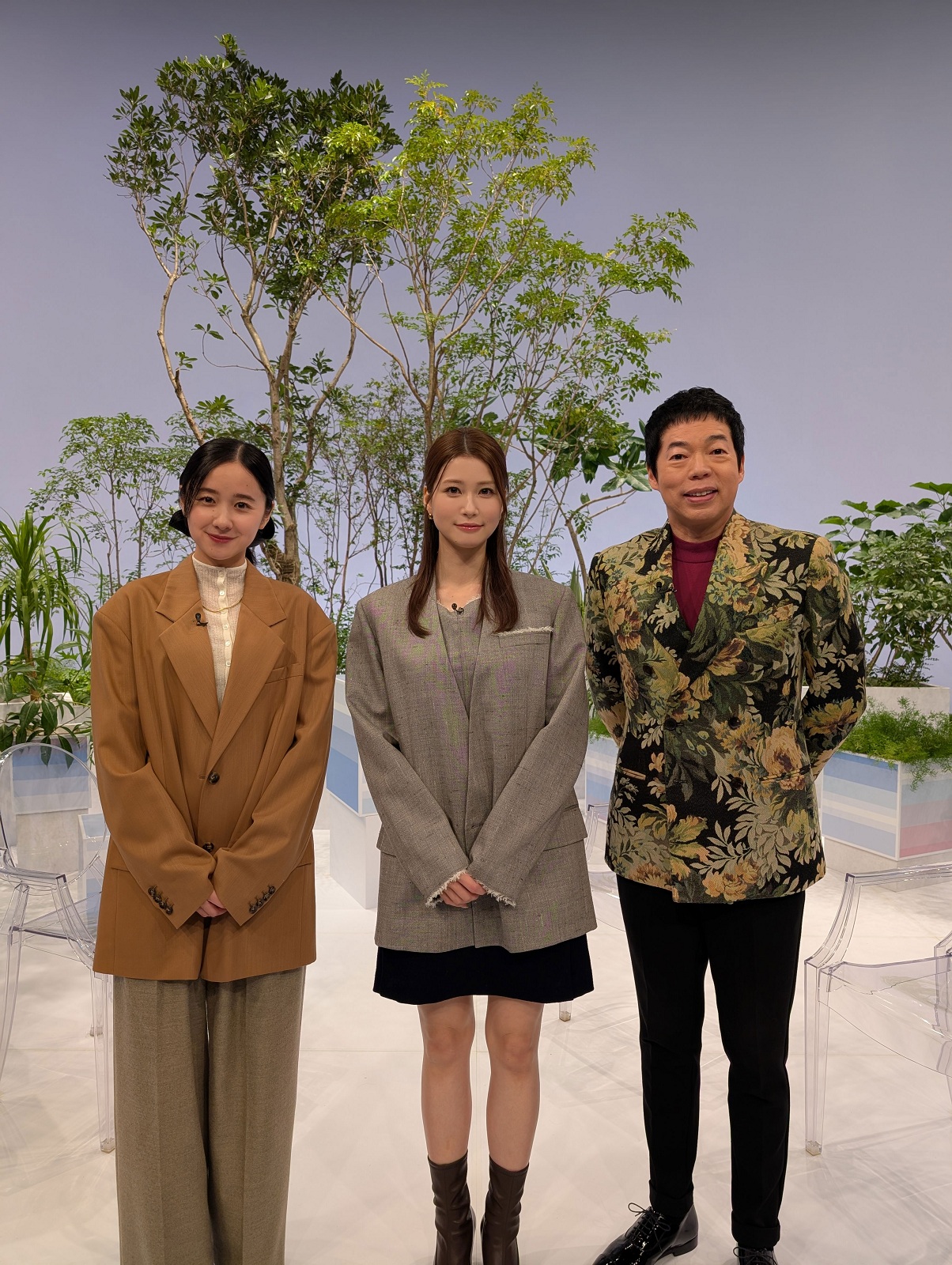 堀田真由と生見愛瑠と今田耕司の写真