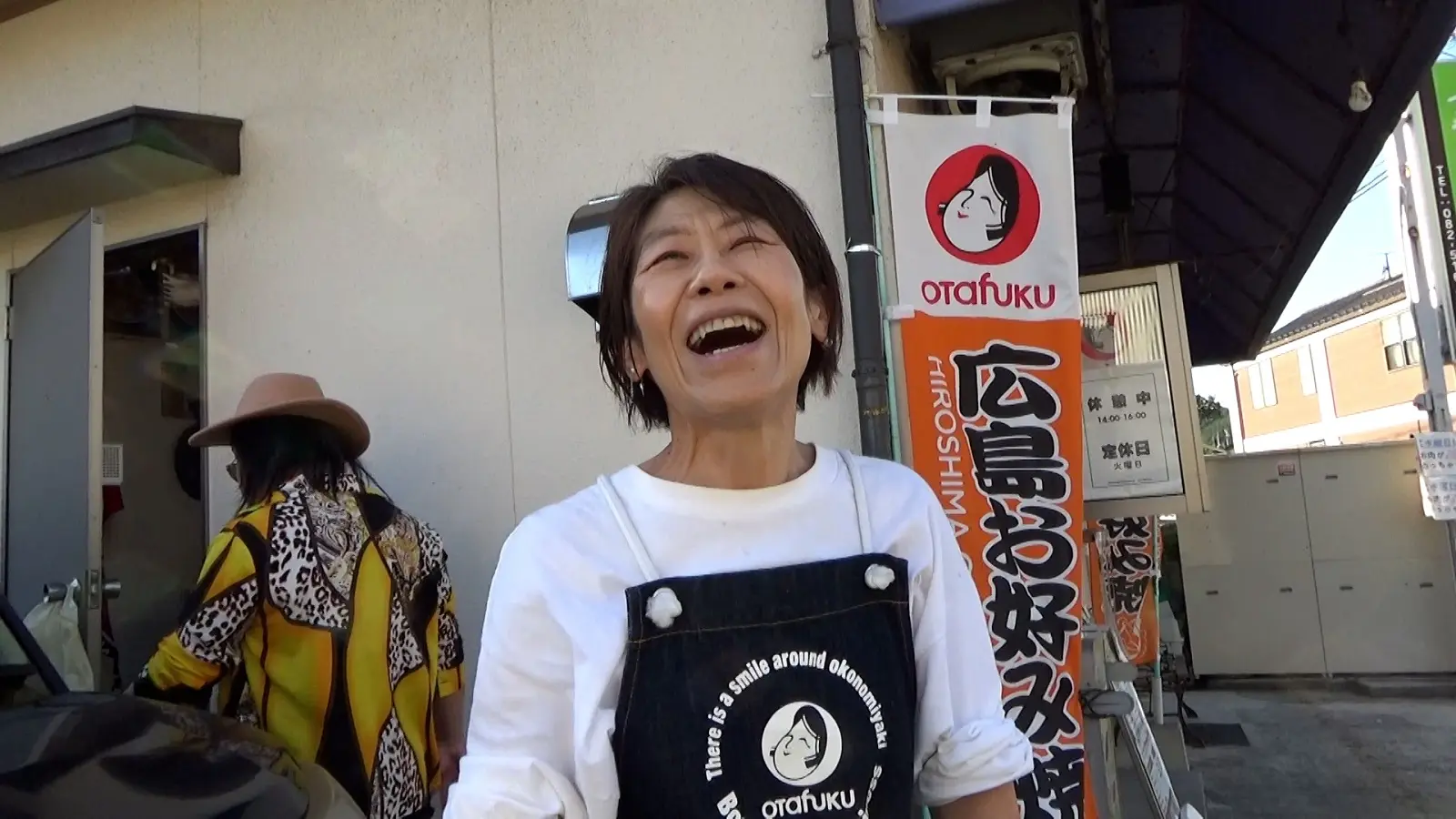 広島のお好み焼きがタワーに！ チキンカツ8枚トッピングで驚異の1300円