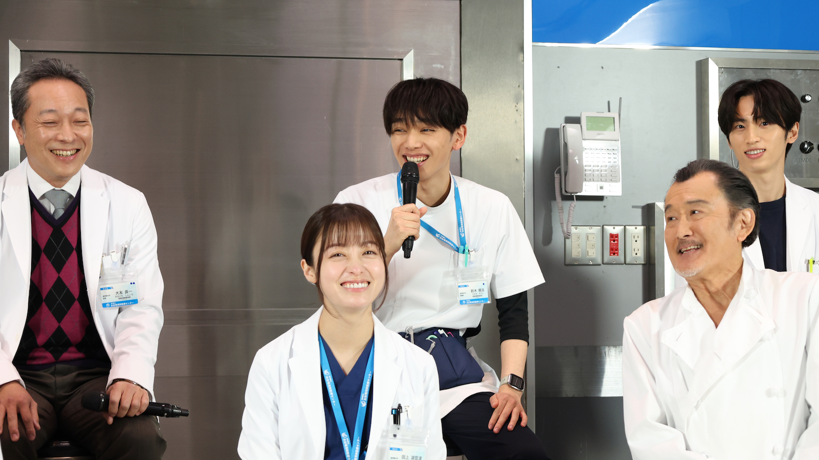 橋本環奈、吉田鋼太郎、宮世琉弥、音尾琢真、許豊凡(INI)の写真(ドラマ『ヤンドク!』記者会見)